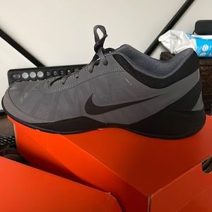 Nike Air Ring Leader Low 
Dark Grey/Black